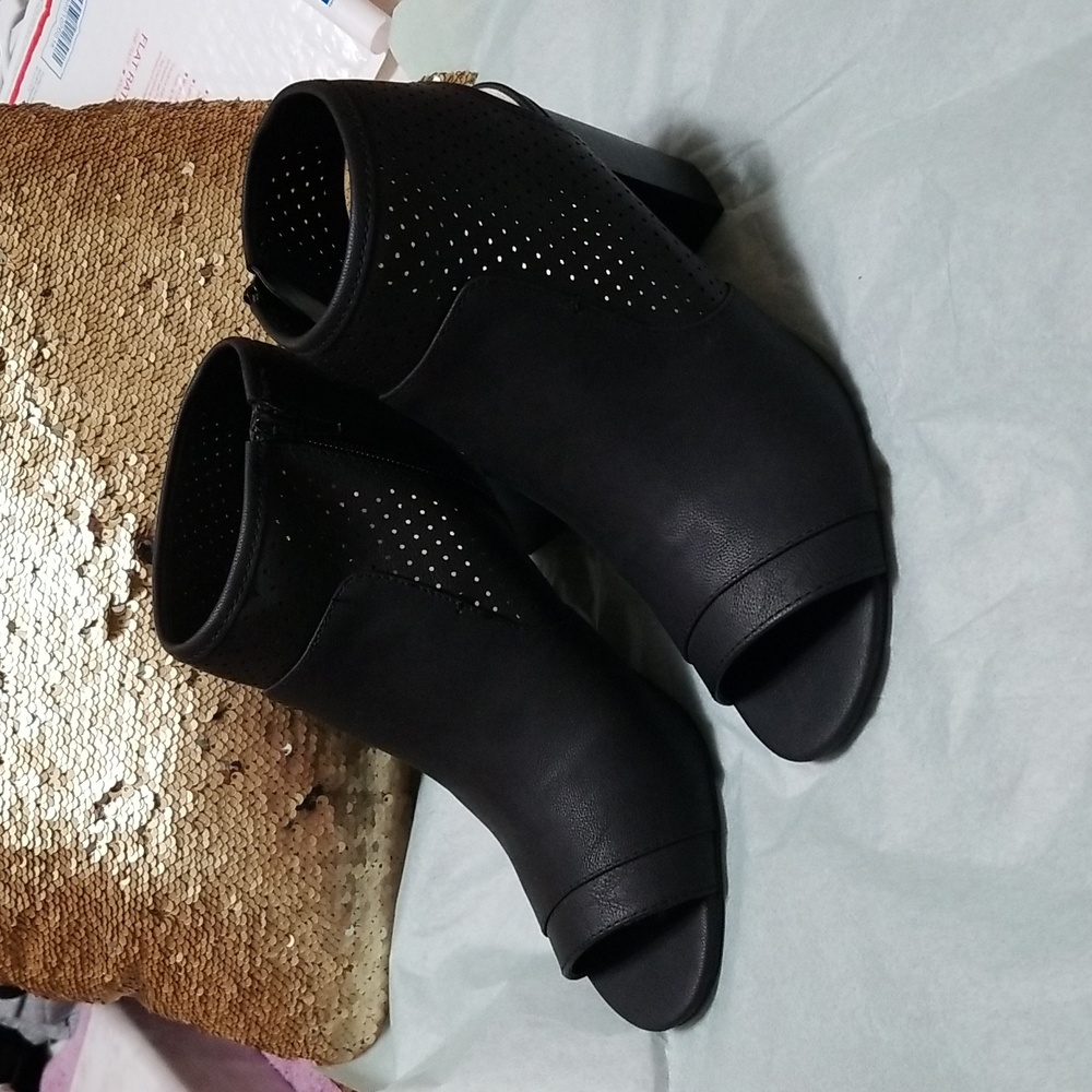 a.n.a A New Approach Laser Cutout Black Peep Toe Ankle Booties size 10